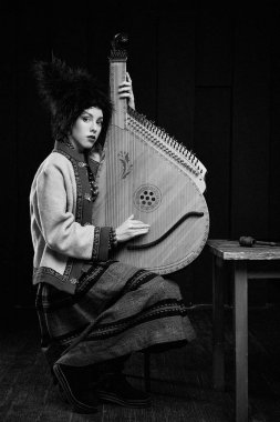 Gorgeouns genç kadın ile Ukrayna müzik aleti bandura Ukraynalı geleneksel kostüm 