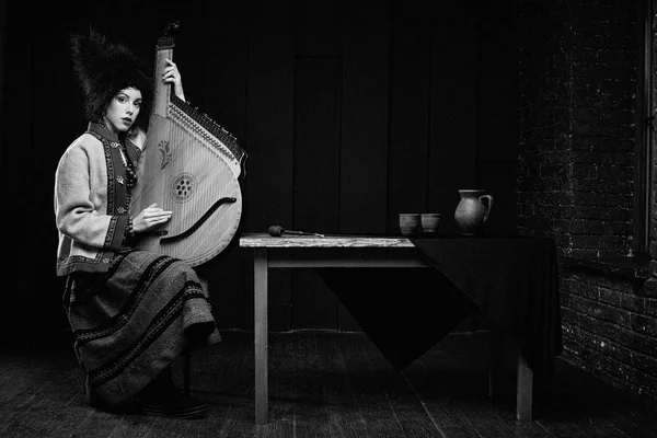 Gorgeouns Wanita Muda Dalam Ukrainian Kostum Tradisional Dengan Ukrainian Musik — Stok Foto