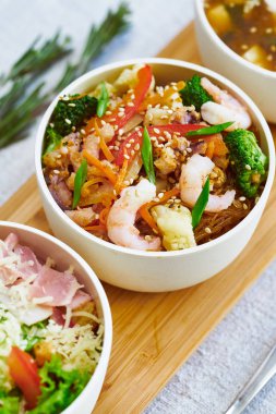 Karides ve sebze ile Asya erişte görünümünü yakın çekim