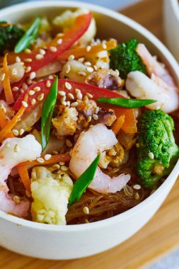 Karides ve sebze ile Asya erişte görünümünü yakın çekim