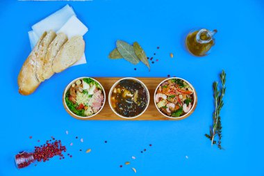 Kase ahşap tahta üzerinde üç Asya mutfağı yemekleri