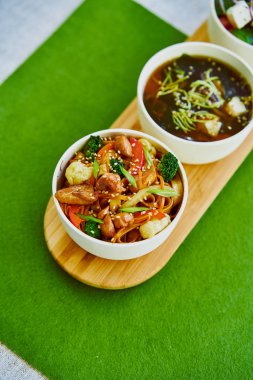 Miso çorbası ve yeşil zemin üzerine kase salata 