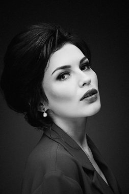 Siyah beyaz portre studio arka plan karşı genç çekici esmer kadın 