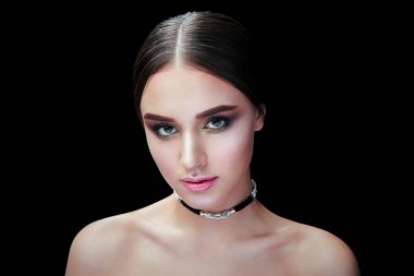 Stüdyo arka plan karşı genç çekici esmer kadın portresi 