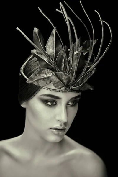 暗いスタジオの背景にエレガントなヘッドドレスの豪華な若い女性の黒と白の肖像画 — ストック写真