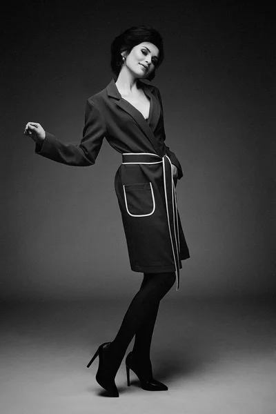 Siyah Beyaz Fotoğraf Stüdyo Arka Planı Poz Şık Paltolu Güzel — Stok fotoğraf