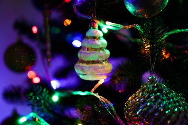 Gece Noel ağacı süslemeleri görünümünü yakın çekim
