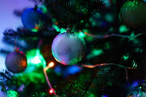 Vista Cerca Las Decoraciones Árbol Navidad Por Noche —  Fotos de Stock