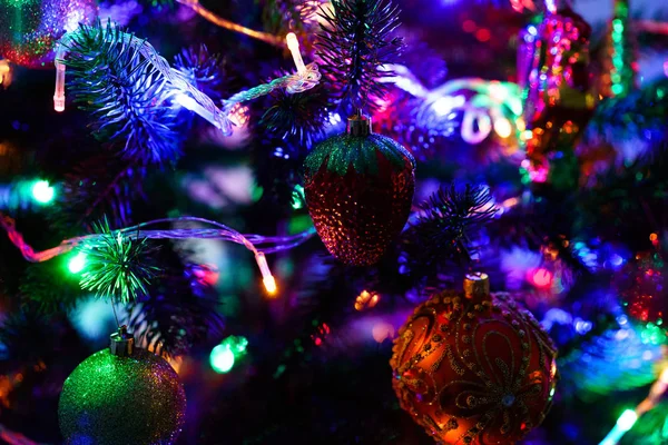 Vista Cerca Las Decoraciones Árbol Navidad Por Noche —  Fotos de Stock