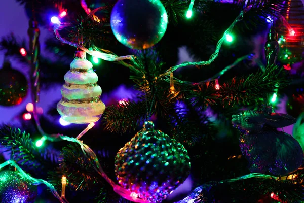 夜のクリスマス ツリーの飾りのクローズ アップ ビュー — ストック写真