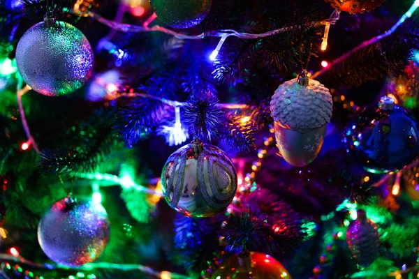 Vista Cerca Las Decoraciones Árbol Navidad Por Noche —  Fotos de Stock