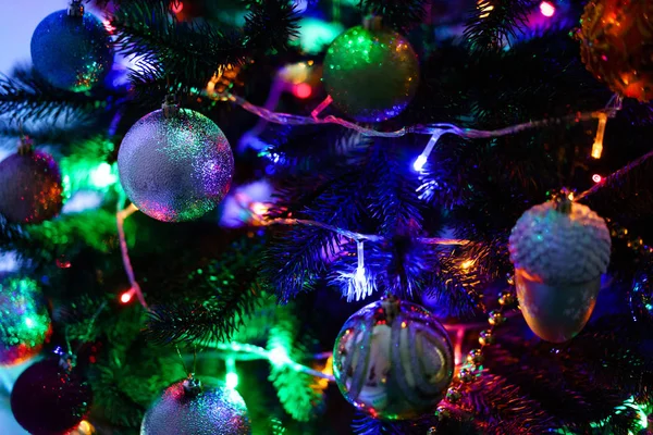 Vista Cerca Las Decoraciones Árbol Navidad Por Noche —  Fotos de Stock