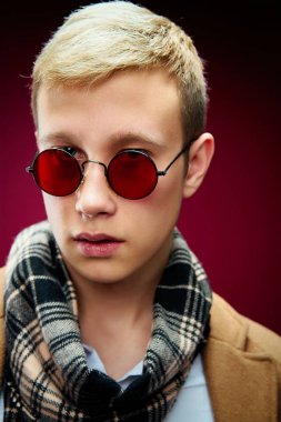 Yakışıklı delikanlı şık güneş gözlüğü ve eşarp poz 