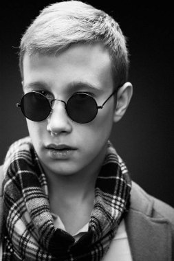 Yakışıklı delikanlı şık güneş gözlüğü ve eşarp poz 