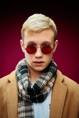 Yakışıklı delikanlı şık güneş gözlüğü ve eşarp poz 