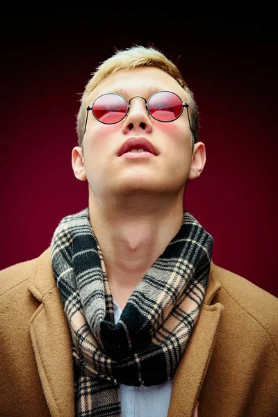 Pohledný Mladý Muž Stylové Sluneční Brýle Šátek Pózování — Stock fotografie