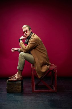 Yakışıklı delikanlı şık güneş gözlüğü ve eşarp poz 