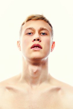 Beyaz arka plan üzerinde izole yakışıklı genç portresi 