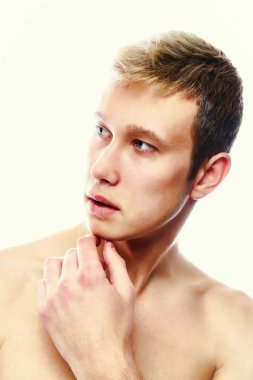 Beyaz arka plan üzerinde izole yakışıklı genç portresi 