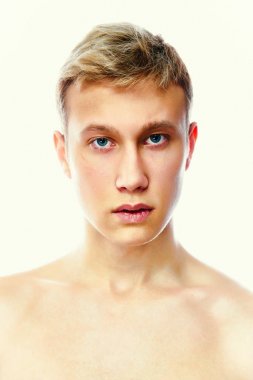 Beyaz arka plan üzerinde izole yakışıklı genç portresi 