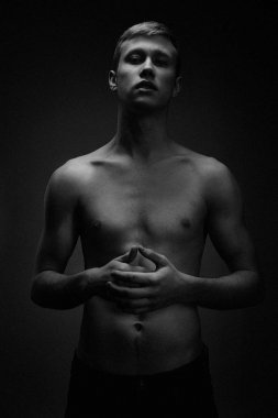 Yakışıklı genç gömleksiz adam stüdyo arka planı poz 