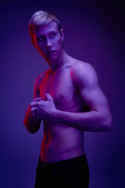 Yakışıklı genç gömleksiz adam stüdyo arka planı poz 