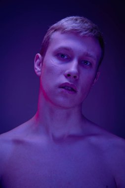 Yakışıklı genç gömleksiz adam stüdyo arka planı poz 