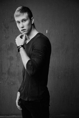 Şık giysiler poz yakışıklı genç adam 