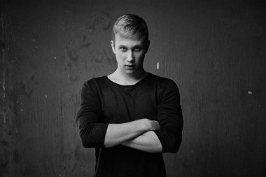 Şık giysiler poz yakışıklı genç adam 