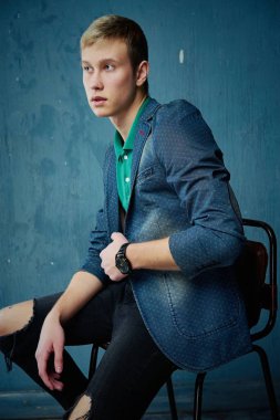 Şık giysiler poz yakışıklı genç adam 