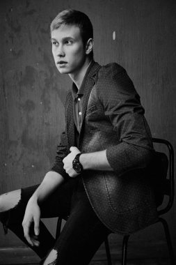 Şık giysiler poz yakışıklı genç adam 