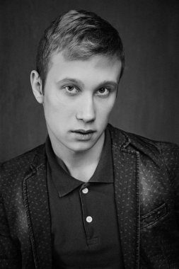 Şık giysiler poz yakışıklı genç adam 