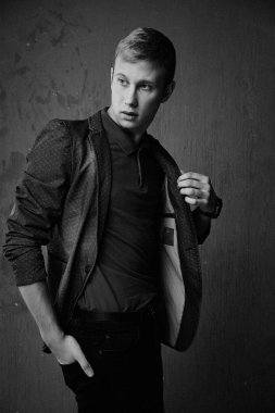 Şık giysiler poz yakışıklı genç adam 