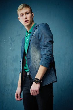 Şık giysiler poz yakışıklı genç adam 