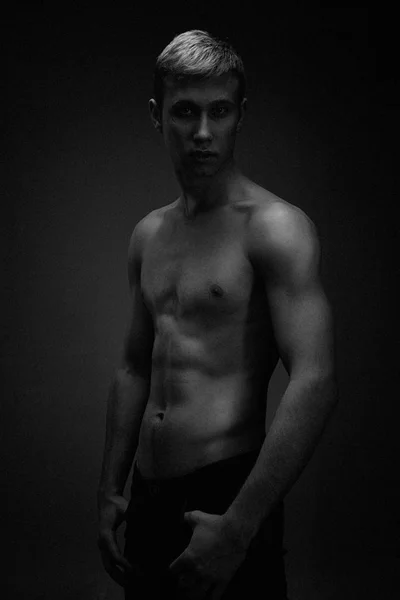 Beau Jeune Homme Torse Posant Sur Fond Studio — Photo