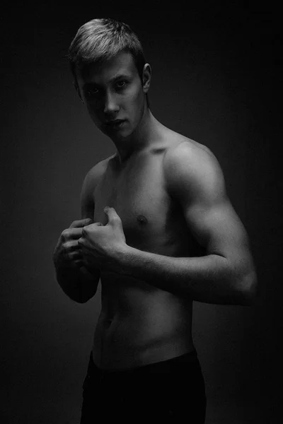 Beau Jeune Homme Torse Posant Sur Fond Studio — Photo