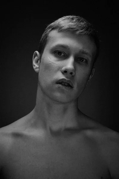 スタジオの背景にポーズ ハンサムな若い上半身裸男 — ストック写真