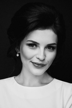 kameraya gülümseyen güzel genç esmer kadının siyah beyaz portre 