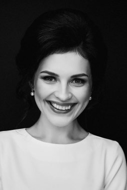 kameraya gülümseyen güzel genç esmer kadının siyah beyaz portre 