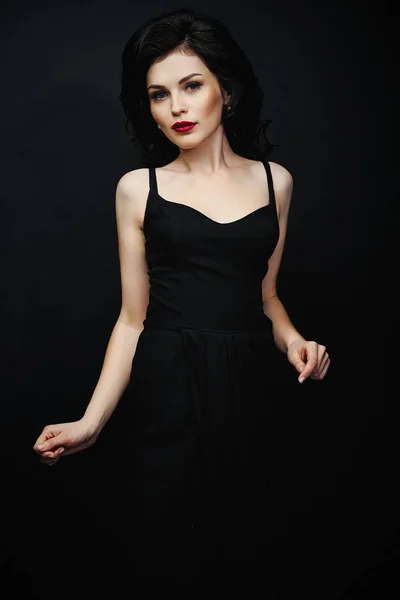 Wspaniały Młoda Brunetka Kobieta Elegancka Czarna Sukienka Pozowanie Studio Ciemnym — Zdjęcie stockowe