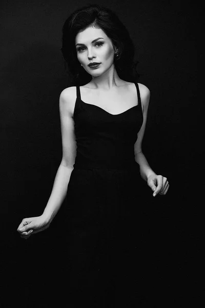 Zwart Wit Foto Van Prachtige Jonge Brunette Vrouw Elegante Zwarte — Stockfoto