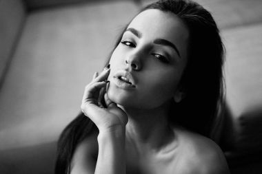 Gorgeouns genç esmer kadın çıplak poz 