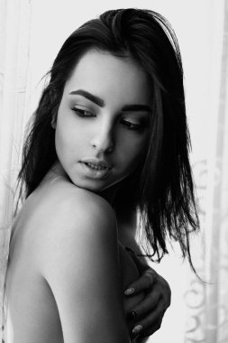 Gorgeouns genç esmer kadın çıplak poz 