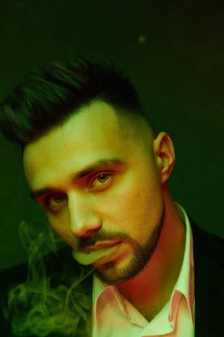 Yakışıklı genç erkek moda modeli yasaktır portresi