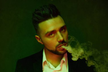 Yakışıklı genç erkek moda modeli yasaktır portresi