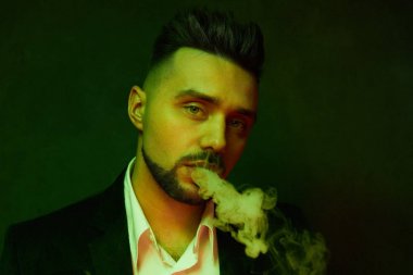 Yakışıklı genç erkek moda modeli yasaktır portresi