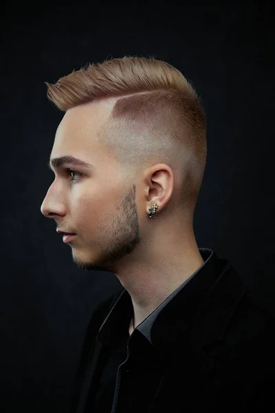 Retrato Bonito Jovem Modelo Moda Masculina Contra Fundo Estúdio — Fotografia de Stock