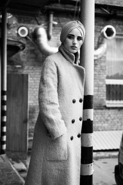 Moda ceket poz içinde güzel genç kadın fotoğrafı siyah-beyaz 