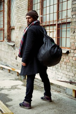 Siyah sırt çantası ile şık delikanlı