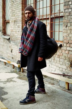 Siyah sırt çantası ile şık delikanlı